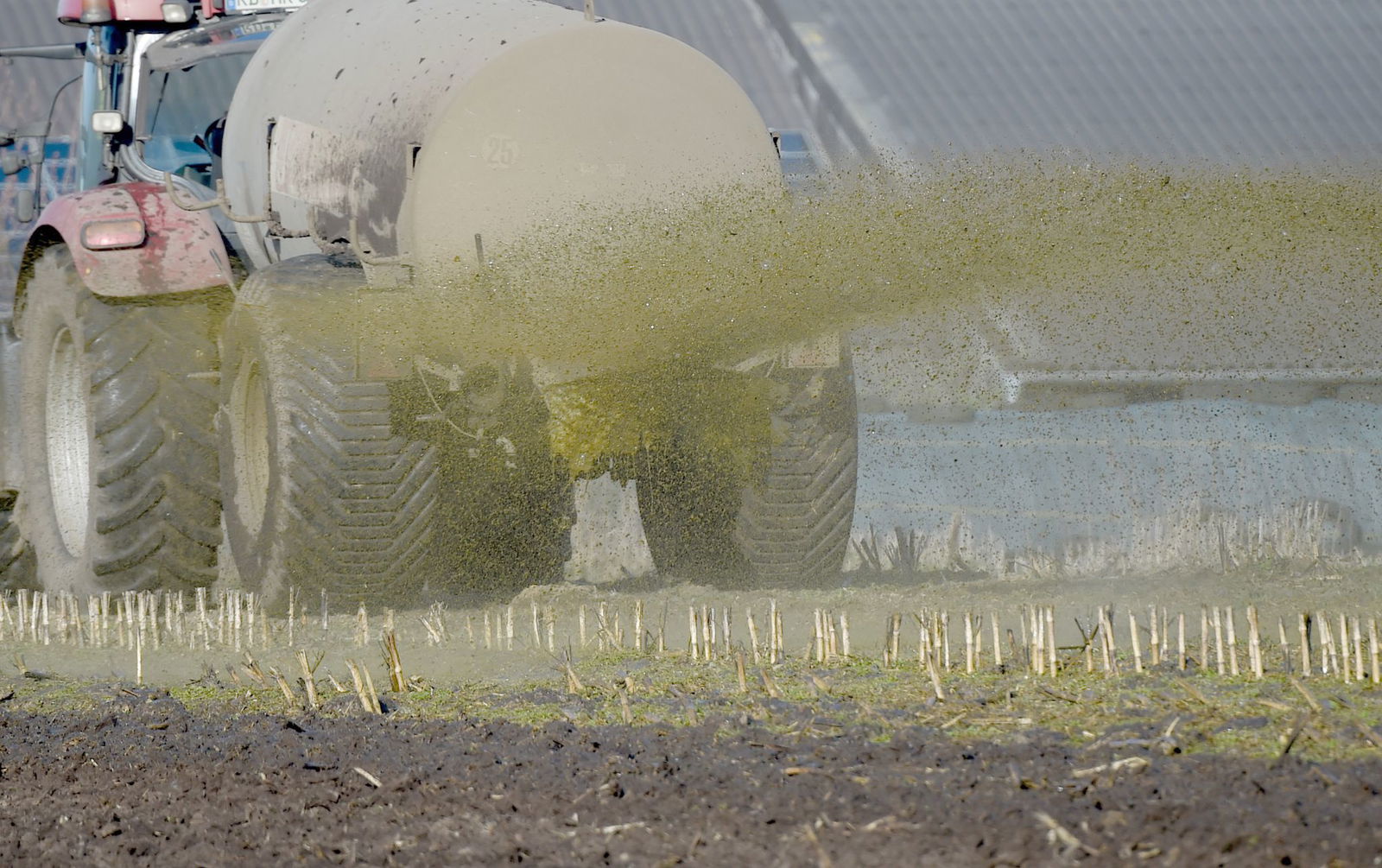 An einer Schwäbisch Gmünder Wohnhaustür und nicht auf einem Feld ist Gülle gelandet. (Symbolbild)