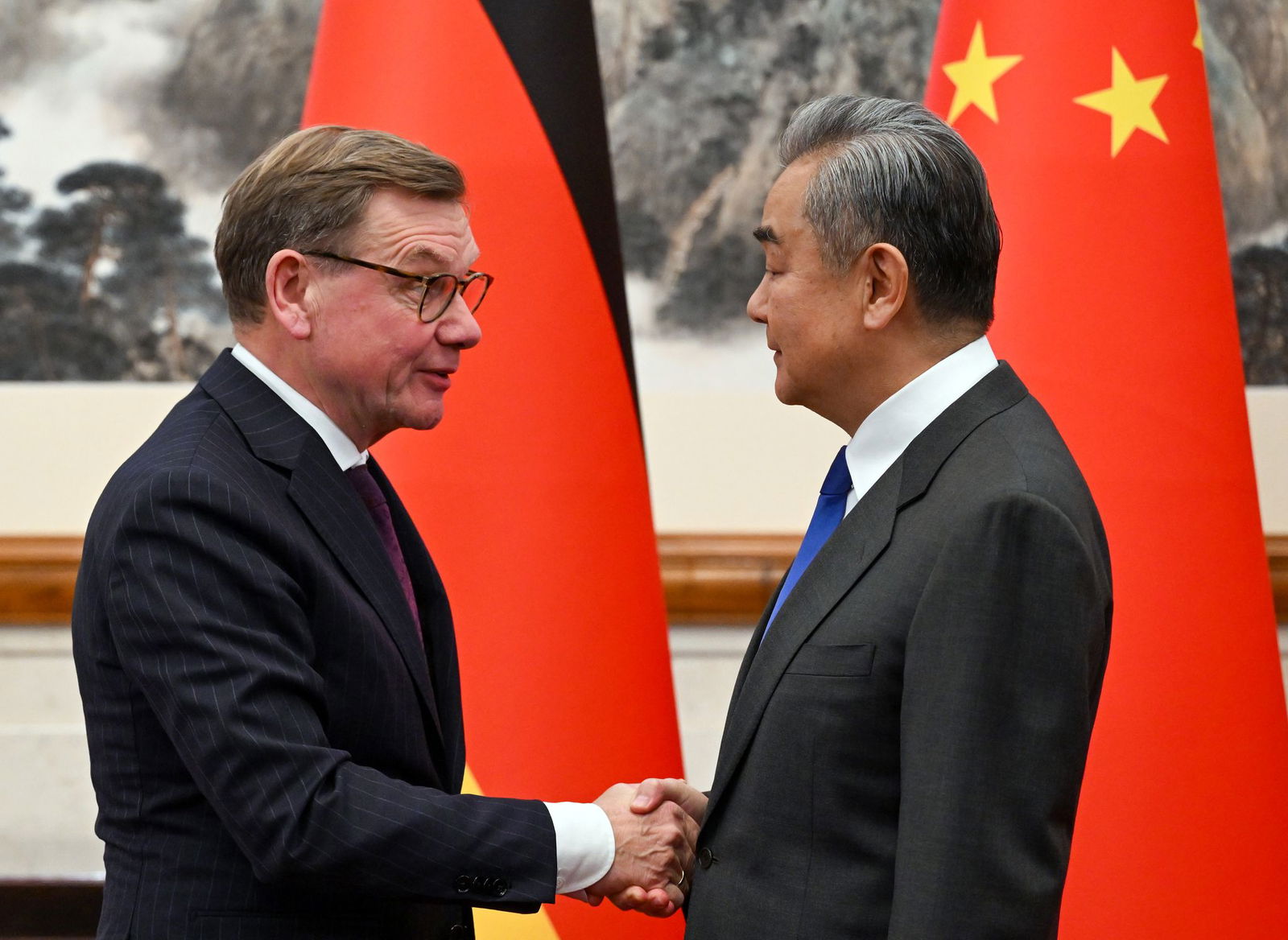 Außenminister Johann Wadephul (CDU) hatte sich Anfang Dezember bei seinem China-Besuch in der Hauptstadt Peking mit seinem Kollegen Wang Yi getroffen.