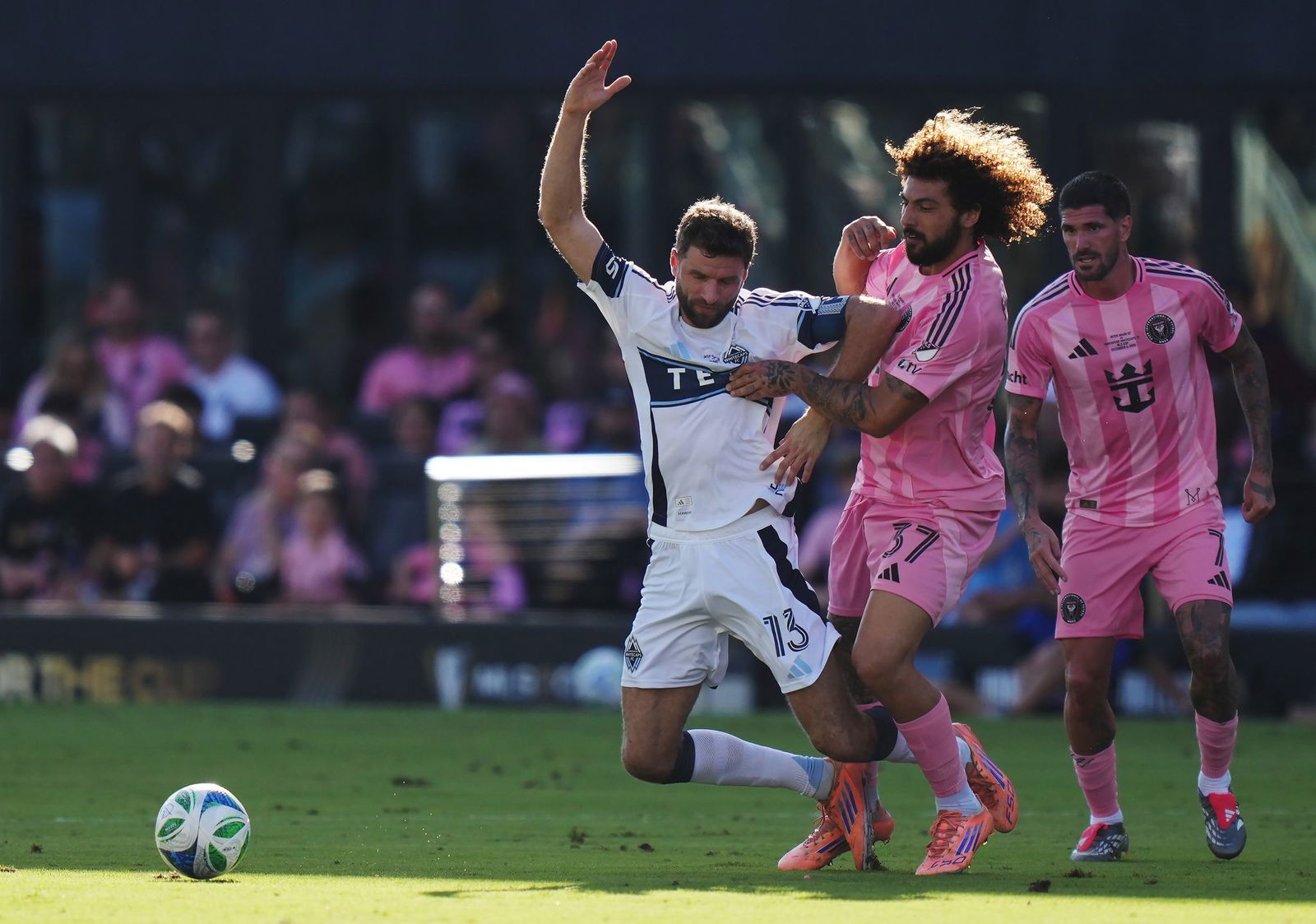 Müller (links) lieferte sich intensive Zweikämpfe