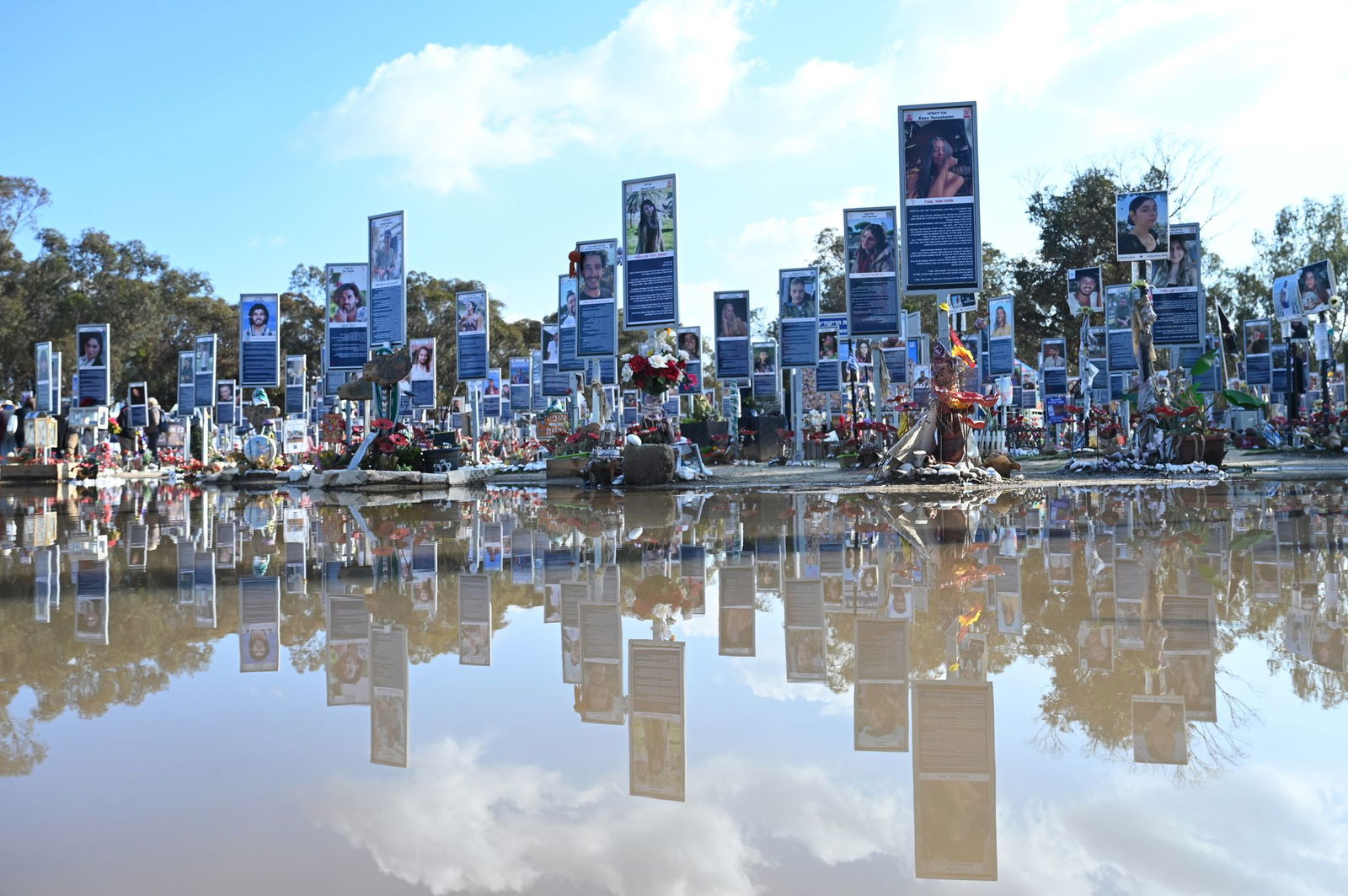 Gedenktafeln stehen auf dem Gelände der Nova Festival Memorial Gedenkstätte. (Archivbild)