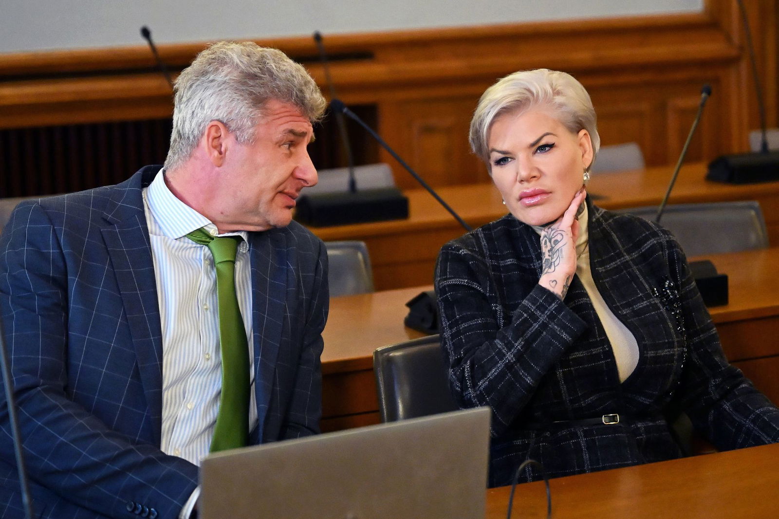 Melanie Müller bestreitet, einen Hitlergruß gezeigt zu haben.