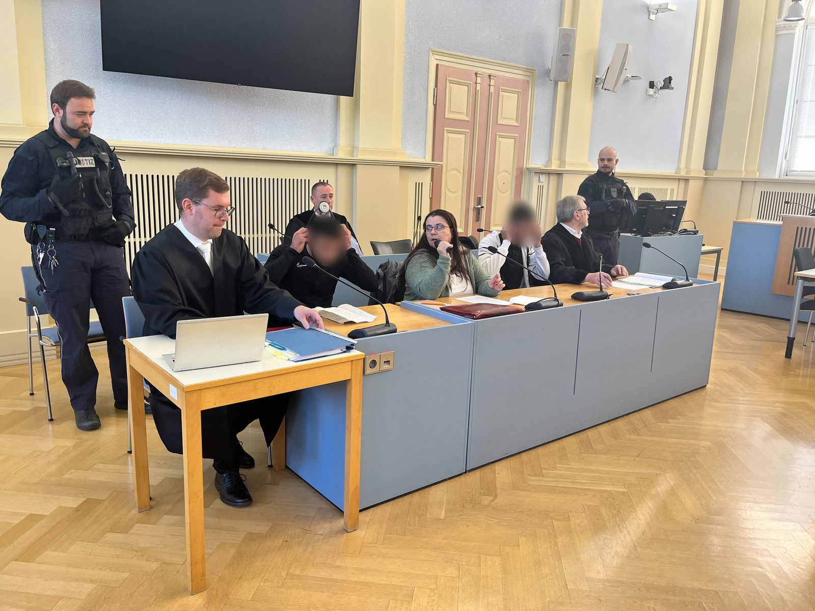 Wegen versuchten Mordes stehen zwei Brüder vor Gericht. (Archivbild)