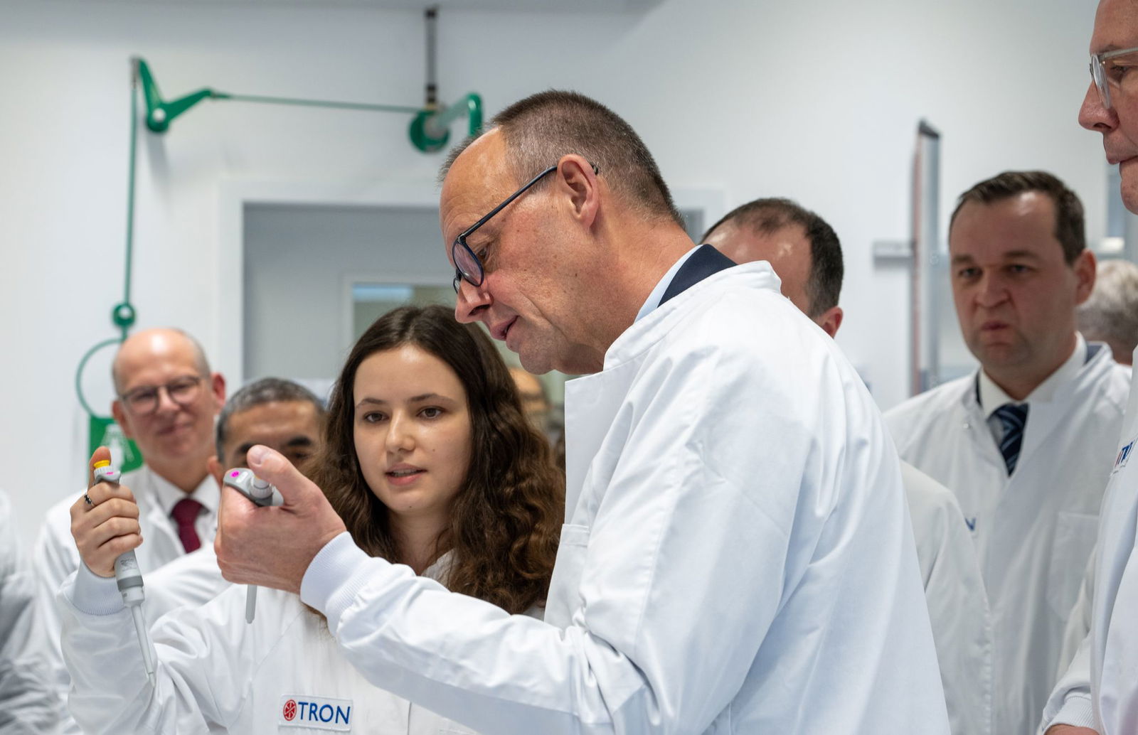 Tron zählt zu den führenden biomedizinischen Forschungsinstituten in Deutschland, Bundeskanzler Merz schaute beim Antrittsbesuch in Rheinland-Pfalz dort vorbei.