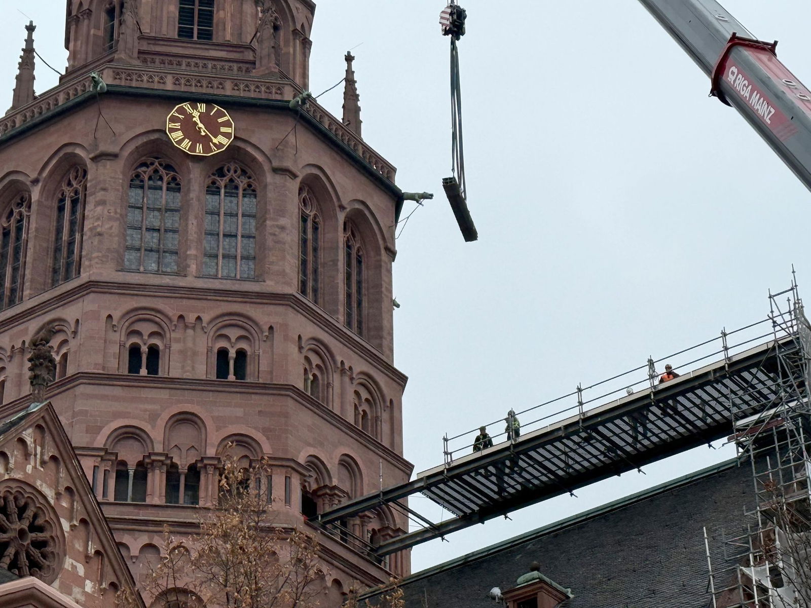 Bauarbeiter bereiten den Abbau des Gerüsts am Mainzer Dom vor.