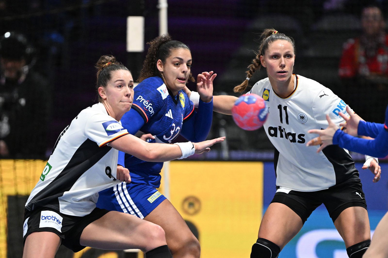 Wichtigste Stützen in der Abwehr: Emily Vogel (l) und Xenia Smits.