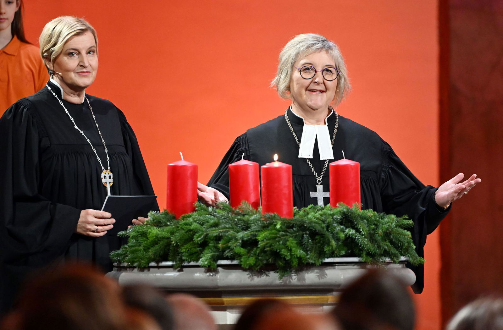 Heike Springhart (rechts), Landesbischöfin der Evangelischen Landeskirche in Baden, und Dagmar Pruin, Pfarrerin und Präsidentin von Brot für die Welt, sprechen in der Stadtkirche Durlach zum Start der diesjährigen bundesweiten Spendensammlung von „Brot f…