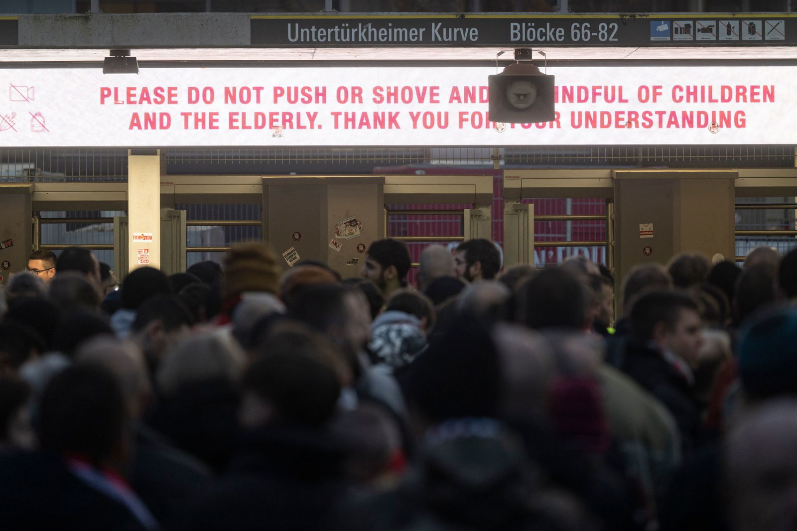 Die Fans brauchten bei der verschärften Einlasskontrolle Geduld.