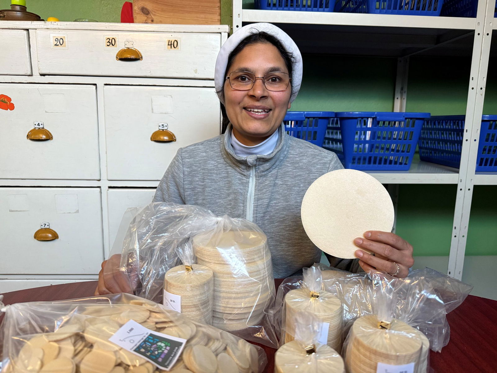 In der Hostienbäckerei werden 2,5 Millionen Hostien im Jahr verschiedene Größen gebacken (Archivbild)