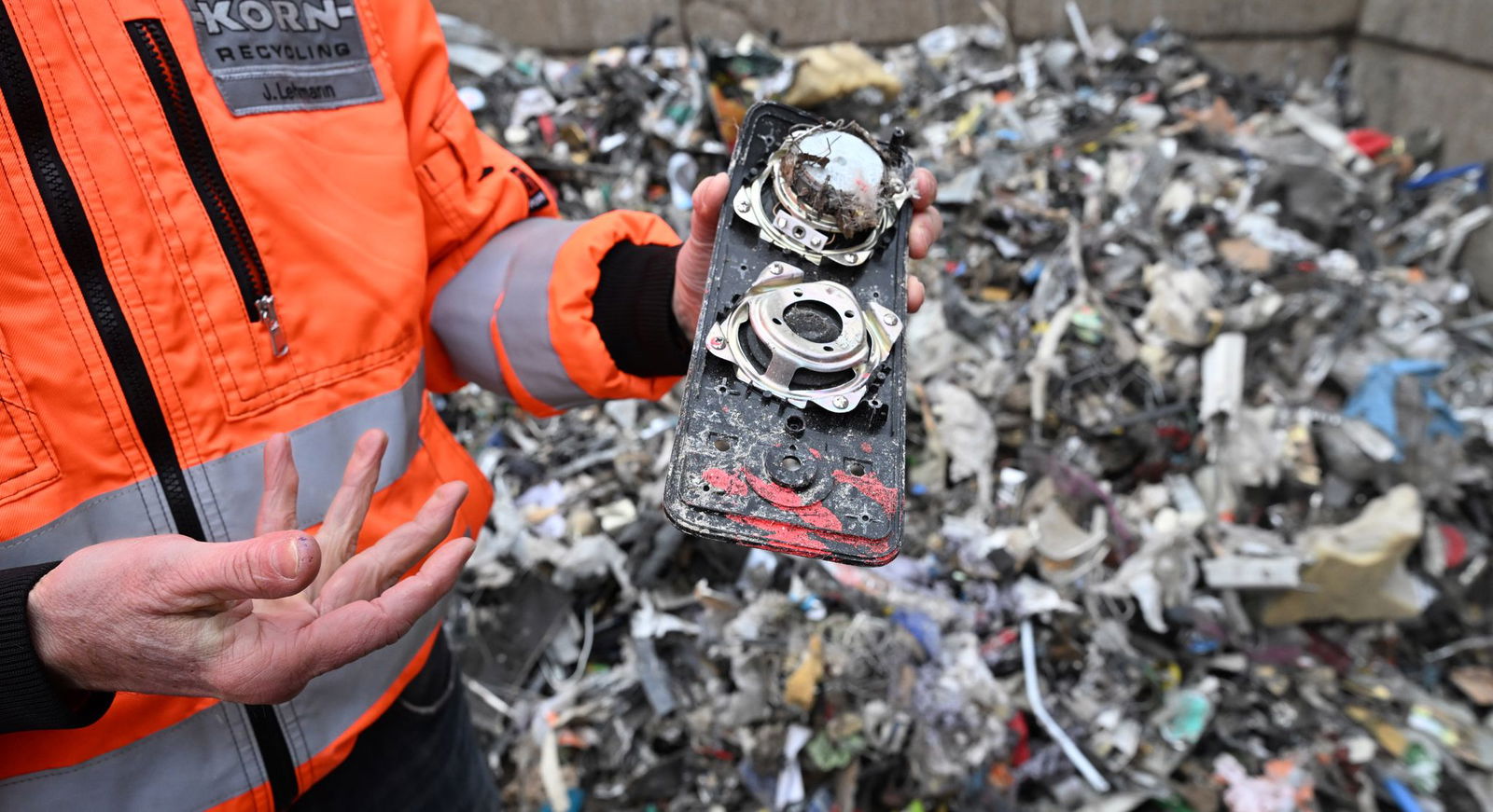 In Akkus stecken wertvolle Metalle und seltene Erden, die später als Sekundärrohstoffe zurückgewonnen werden können.

