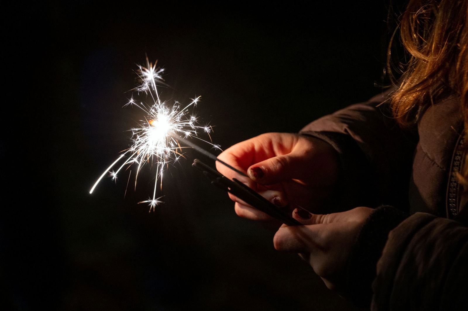 Wunderkerzen und Tischfeuerwerk bergen weniger Risiko als so mancher Böller. (Archivbild)