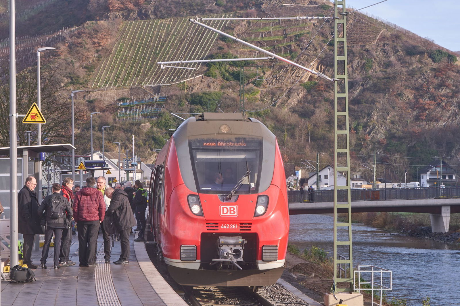 Die Bahn rollt wieder: Ein Zug bei der offiziellen Inbetriebnahme der Gesamtstrecke im Bahnhof Dernau. 