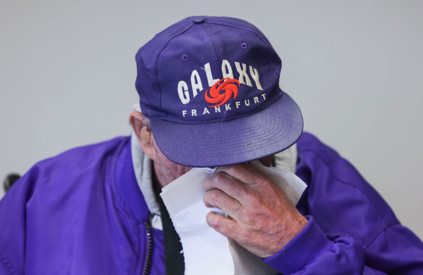 Ein Mann fordert wegen sexuellen Missbrauchs eine Million Euro Entschädigung von der katholischen Kirche - bei einer Pressekonferenz wischt er sich mit einem Tuch über das Gesicht. 