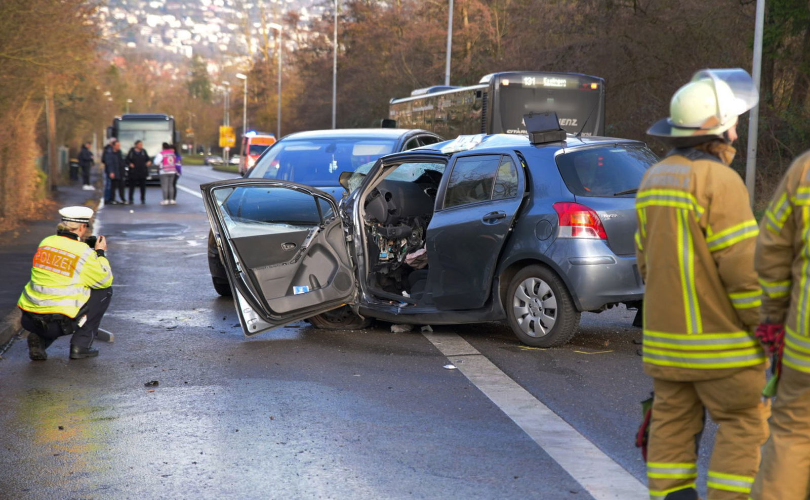 In Esslingen ist ein Linienbus mit einem Auto zusammengestoßen.