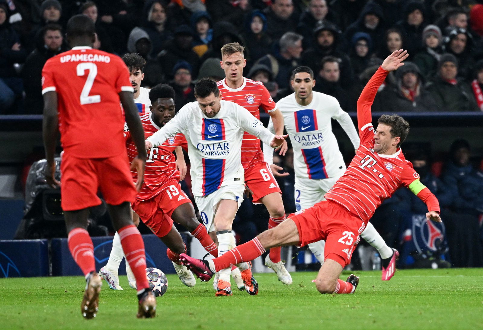 Das bislang letzte Duell zwischen Messi (Mitte) und Müller war das Achtelfinal-Rückspiel zwischen Bayern und Paris im März 2023. (Archivbild)