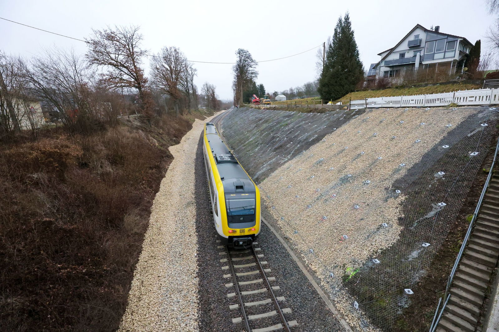 Mehr als vier Monate nach dem schweren Zugunglück fahren auf der Strecke wieder Züge. 