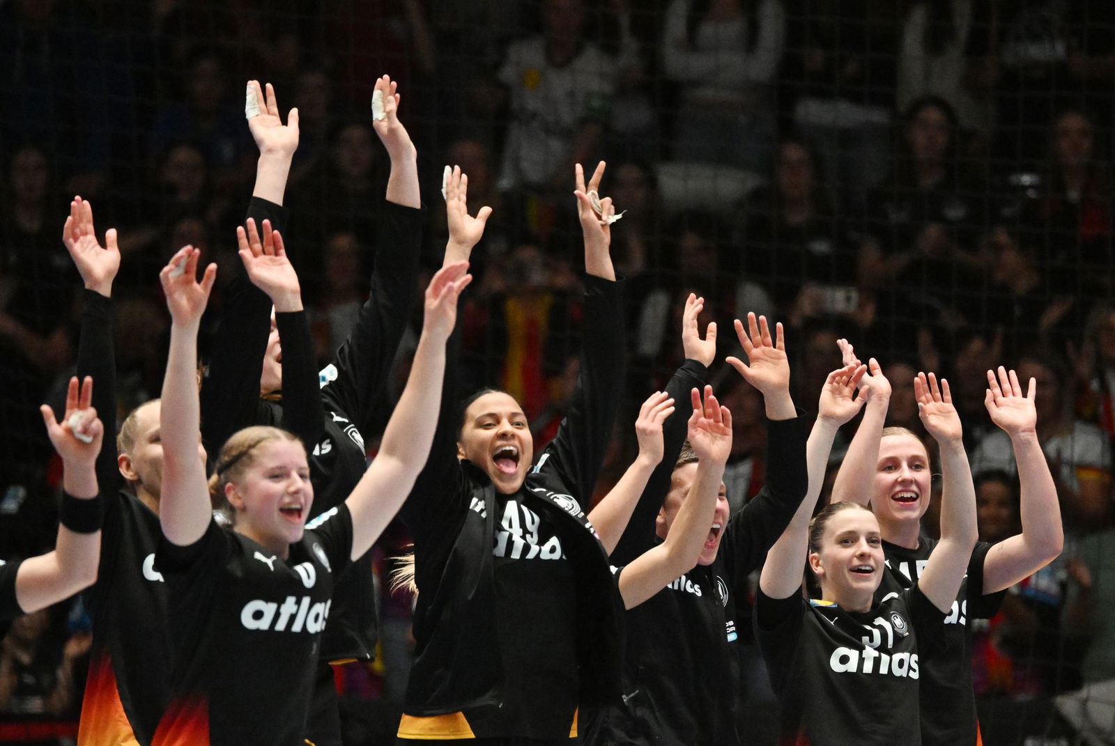 Die deutschen Handballerinnen wollen auch nach dem letzten WM-Vorrundenspiel gegen Serbien jubeln.