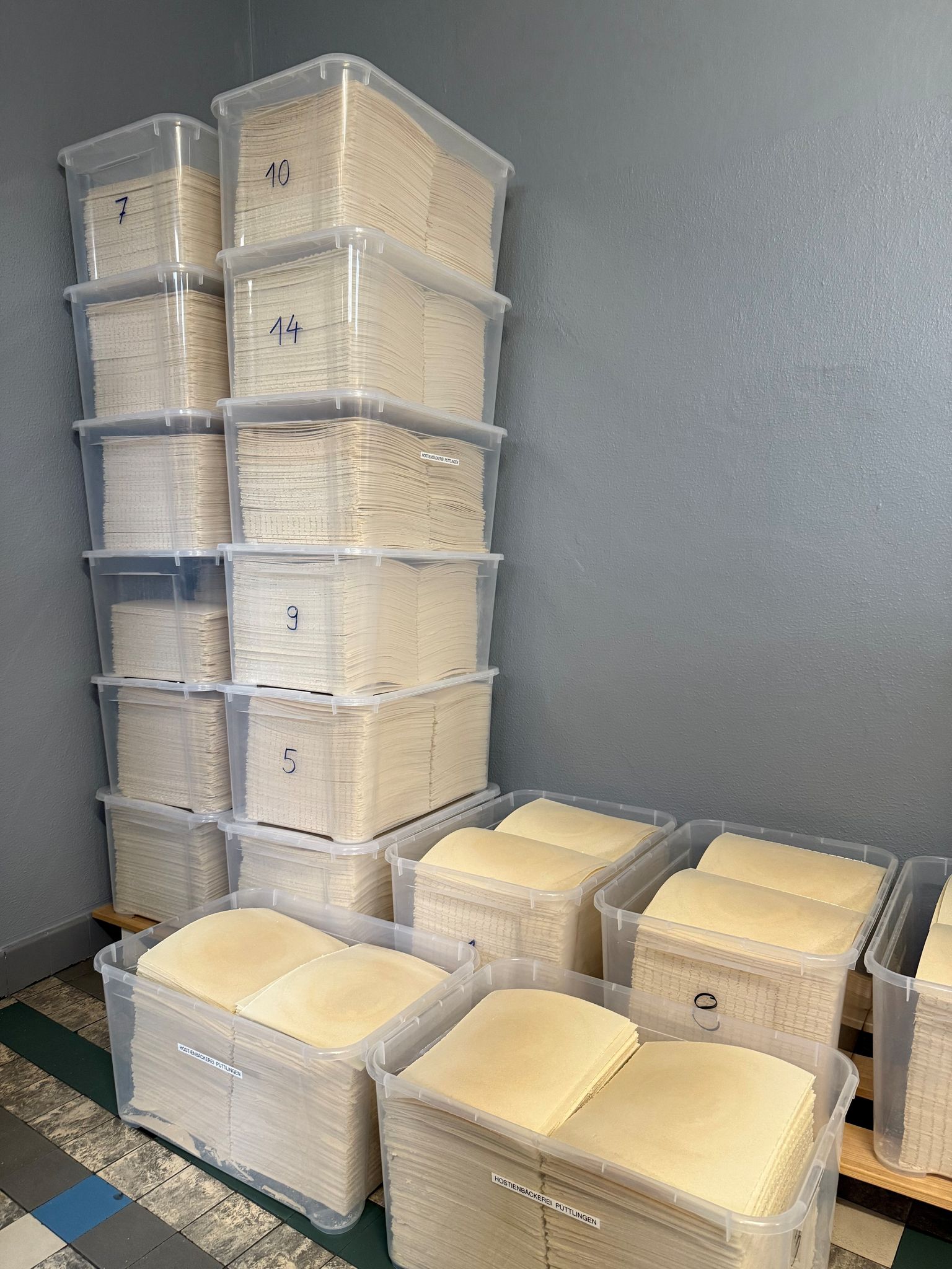 Die Platten müssen nach dem Backen befeuchtet werden, damit sie nicht brechen (Archivbild)