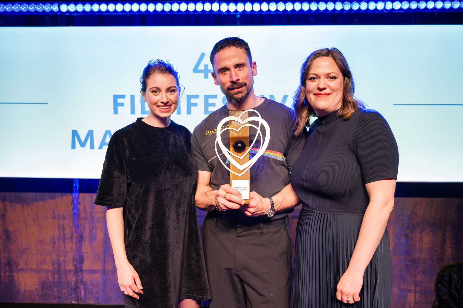 Wer wird die begehrten Trophäen bei der 47. Ausgabe des Filmfestivals Max Ophüls erhalten? Vor einem Jahr konnten MOP-Festivalleiterin Svenja Böttger (r) und Programmleiterin Theresa Winkler (l) dem Regisseur Lauro Cress für «Ungeduld des Herzens» zum Ha…
