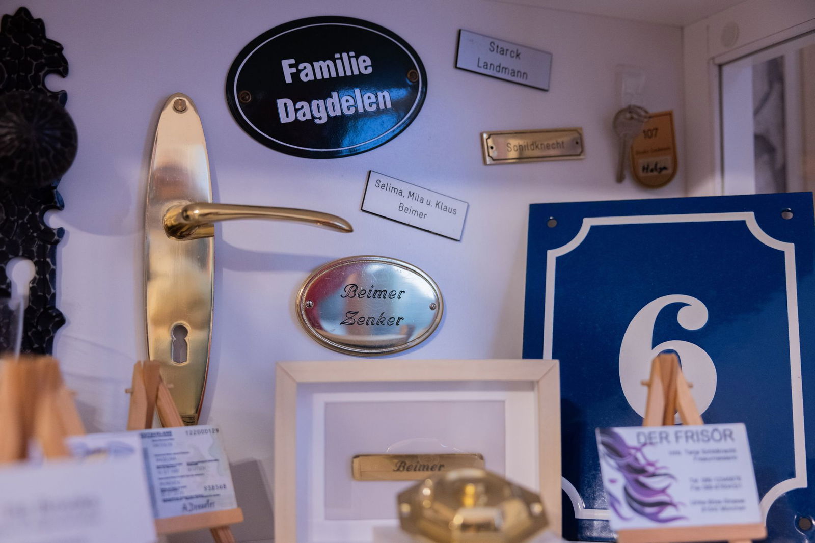 Zu Webers Schätzen gehören unter anderem Türklinken, Visitenkarten und eine Hausnummer.