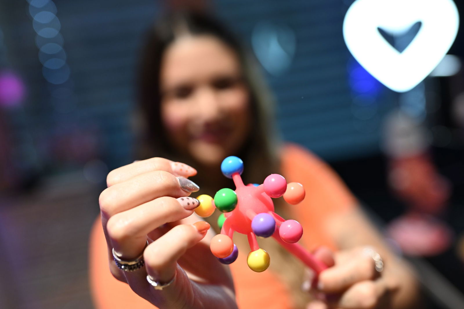 In ihren Videos flüstert die Influencerin, um mehr Aufmerksamkeit für die Geräusche zu bekommen. 