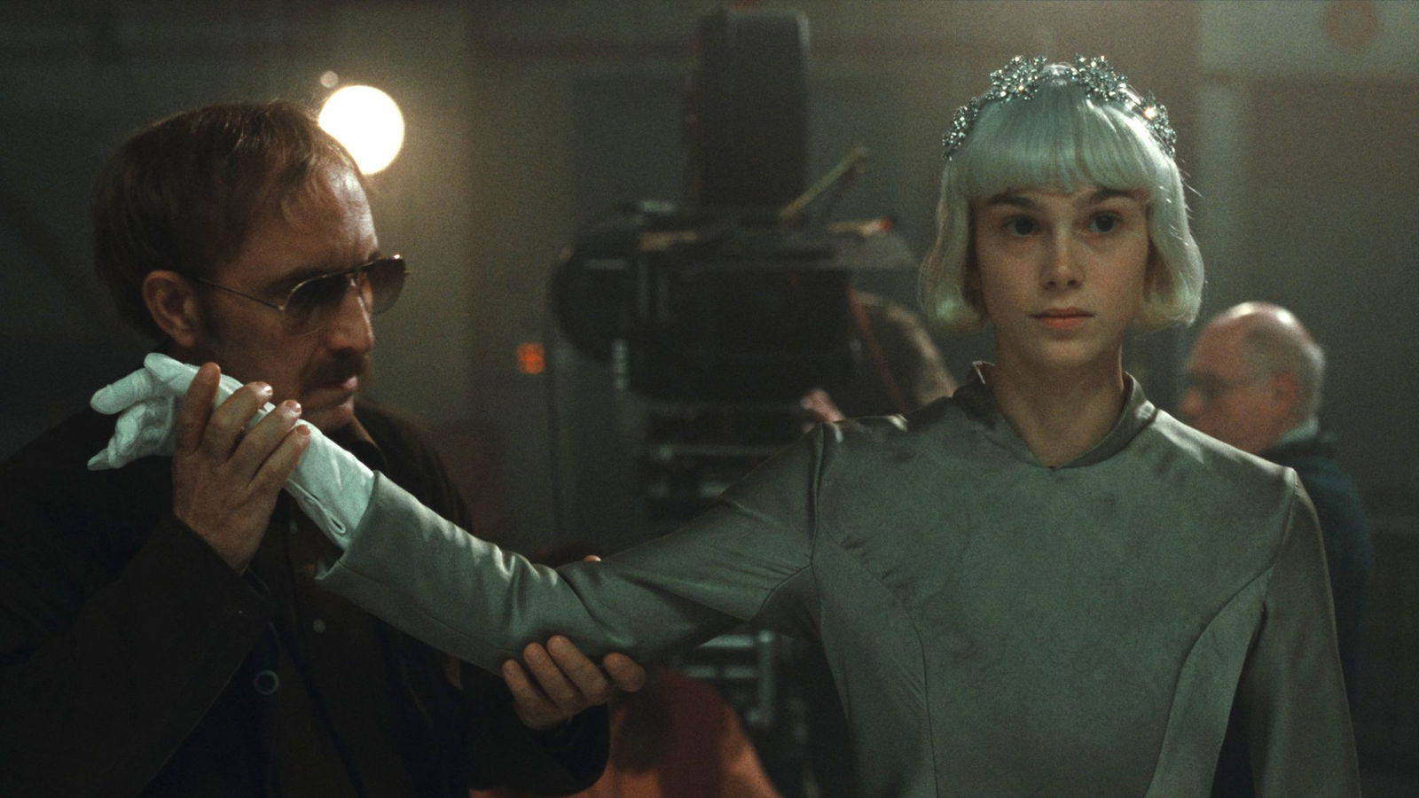 Clara Pacini spielt die jugendliche Jeanne, die vernarrt in Andersens Märchen «Die Schneekönigin» ist.