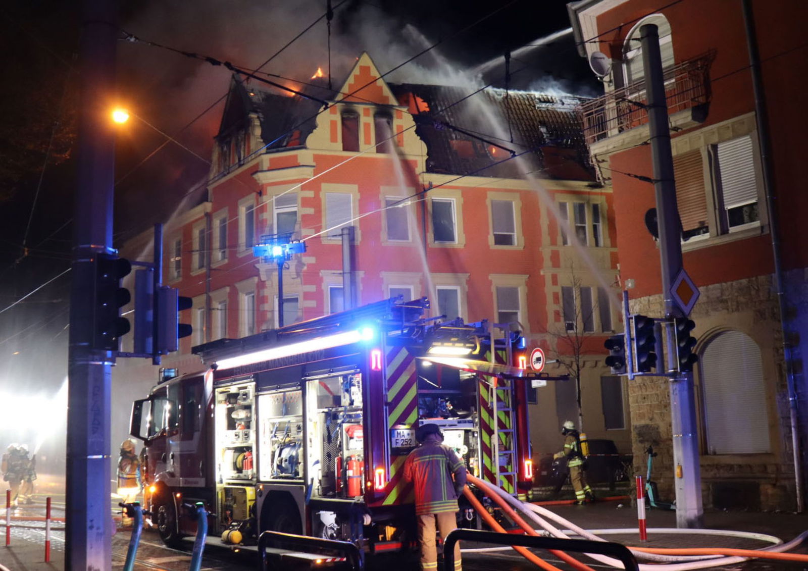 Zahlreiche Einsatzkräfte sind in der Nacht und am frühen Morgen im Einsatz, um die Flammen zu löschen.