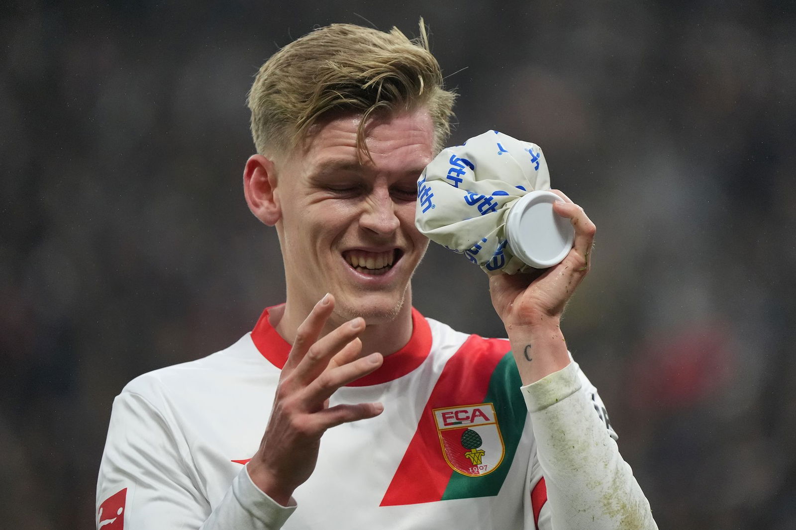 Einmal kühlen, bitte: Augsburgs Anton Kade.