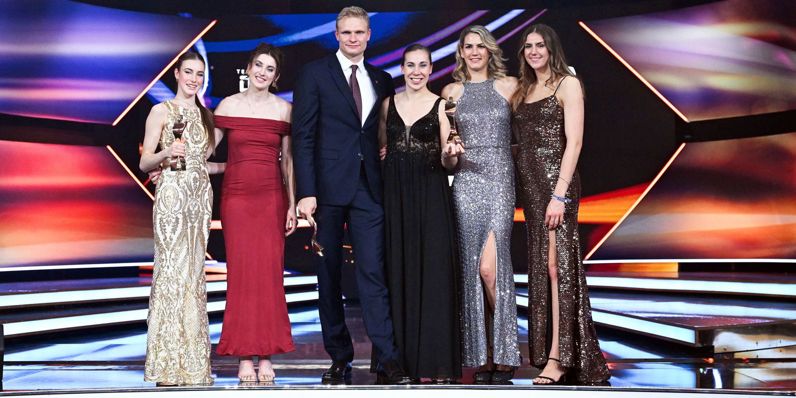 Im vergangenen Jahr gewannen die Sportgymnastin Darja Varfolomeev (l), der Ruderer Oliver Zeidler (3.v.l) und die 3x3-Basketballerinnen die Wahl zum «Sportler des Jahres». (Archivbild)