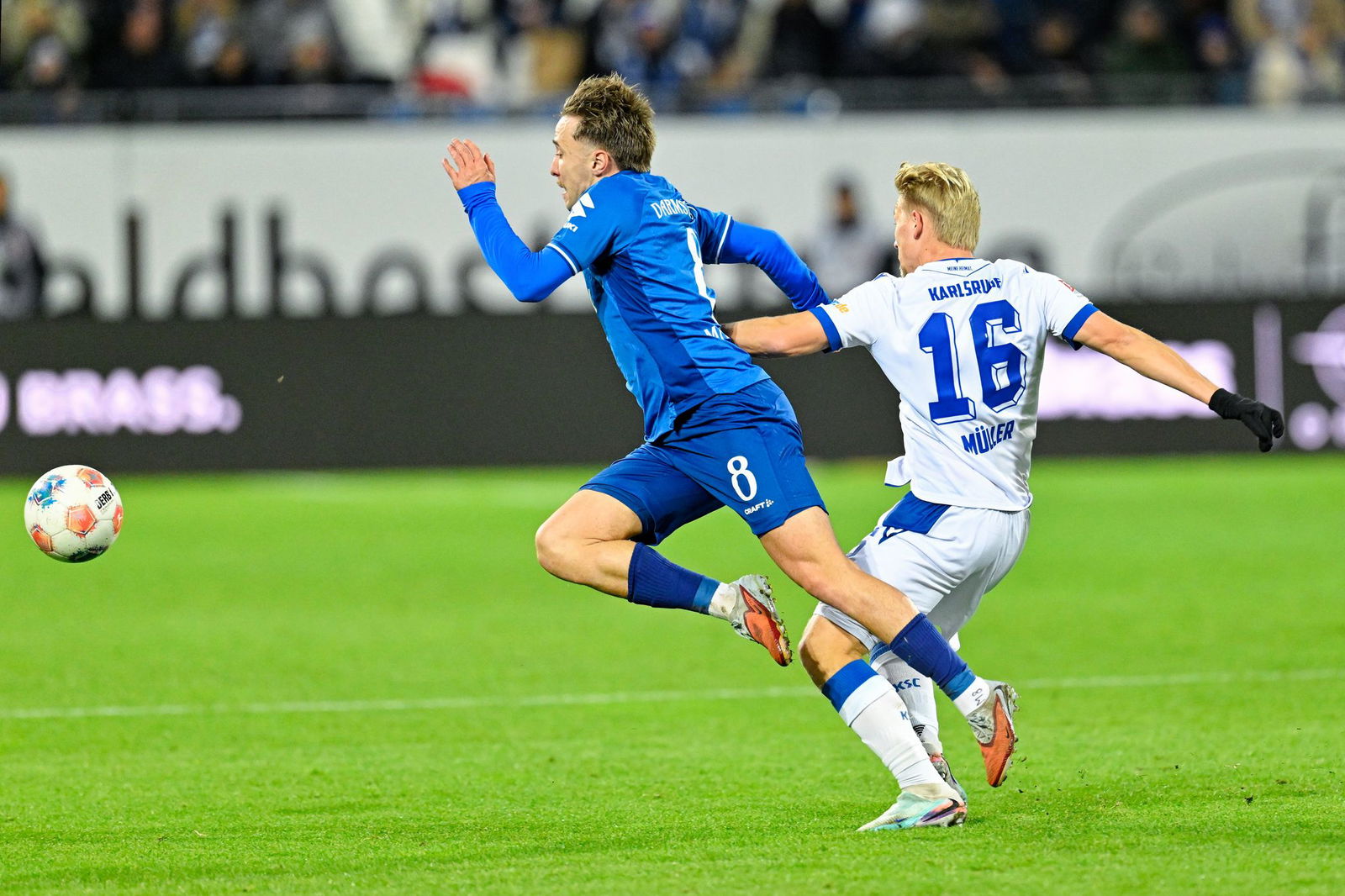 Darmstadts Luca Marseiler (links) und Andreas Müller vom KSC im Zweikampf.