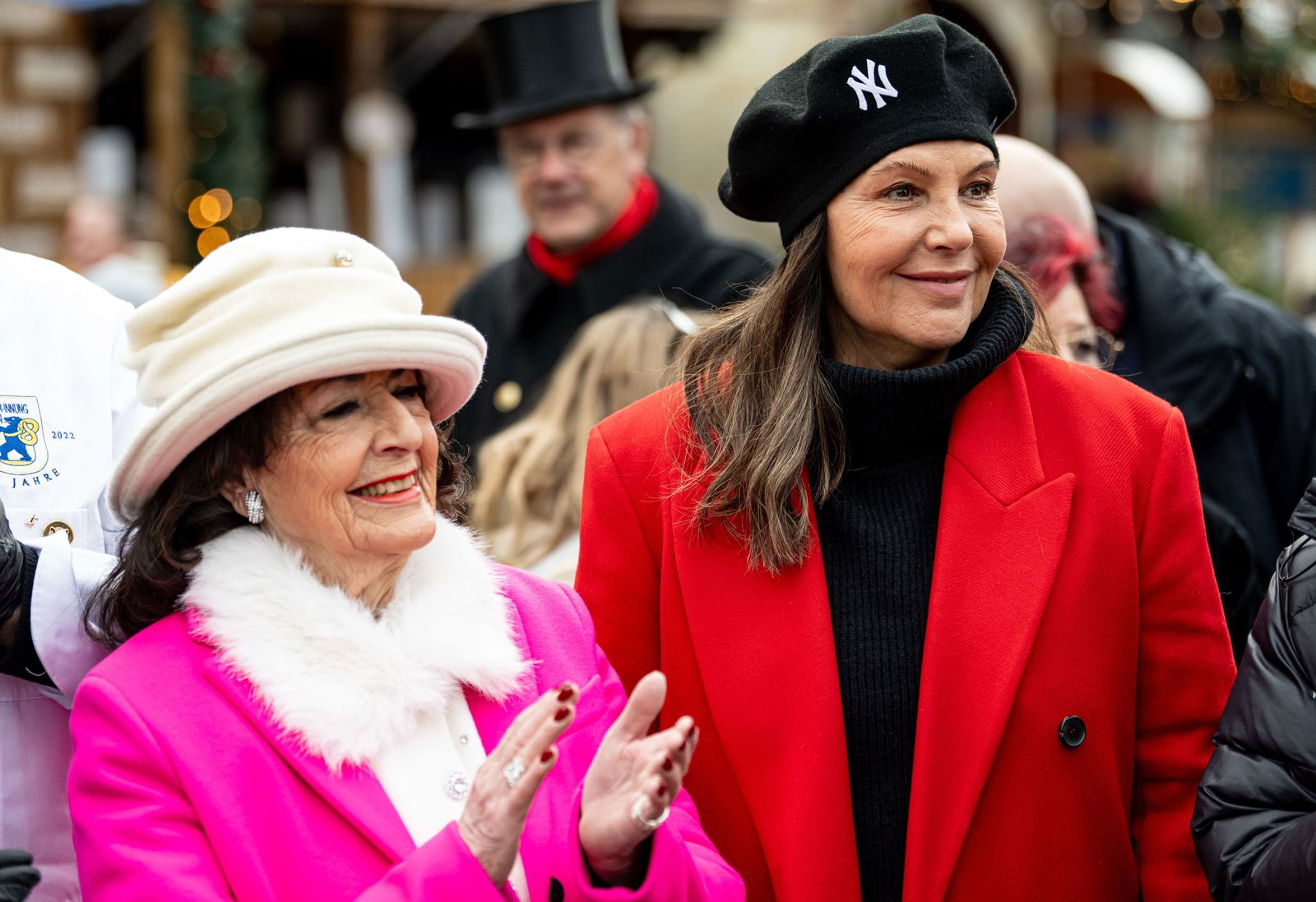 Natascha Ochsenknecht (r) und ihre Mutter Bärbel Wierichs feiern Weihnachten gerne zusammen (Archivbild).