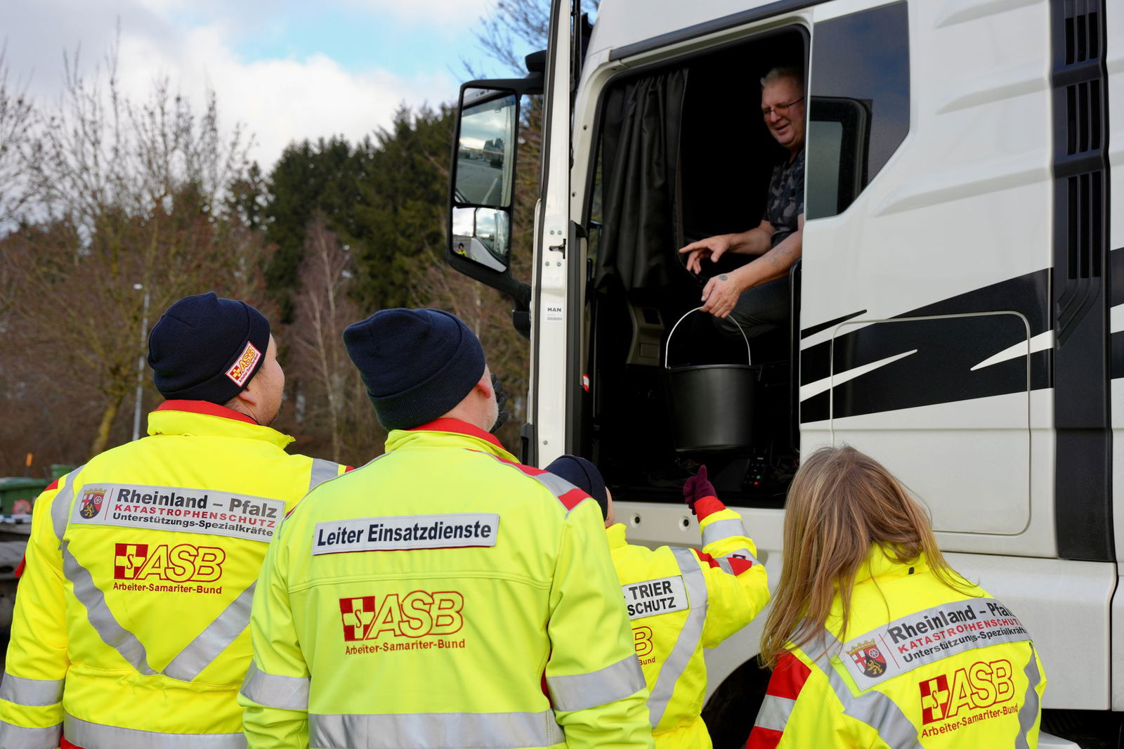 Weil noch viele Geschenke übrig waren, ging es weiter zu anderen Rastplätzen. 