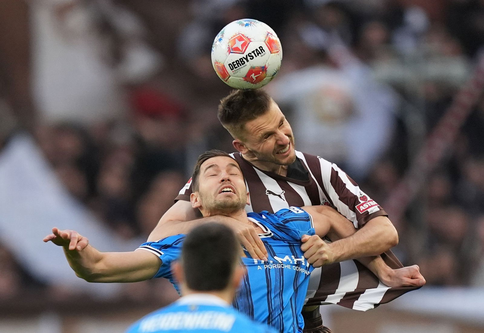 Marvin Pieringer verliert zwar das Kopfballduell gegen Karol Mets (r, FC St. Pauli), war aber der beste Heidenheimer.