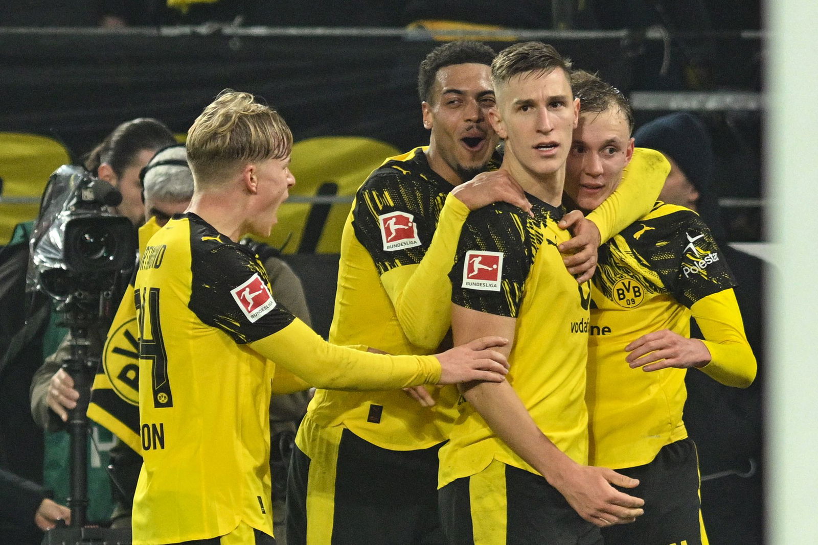 Nico Schlotterbeck (2.v.r.) genießt bei Trainer Niko Kovac hohes Ansehen.