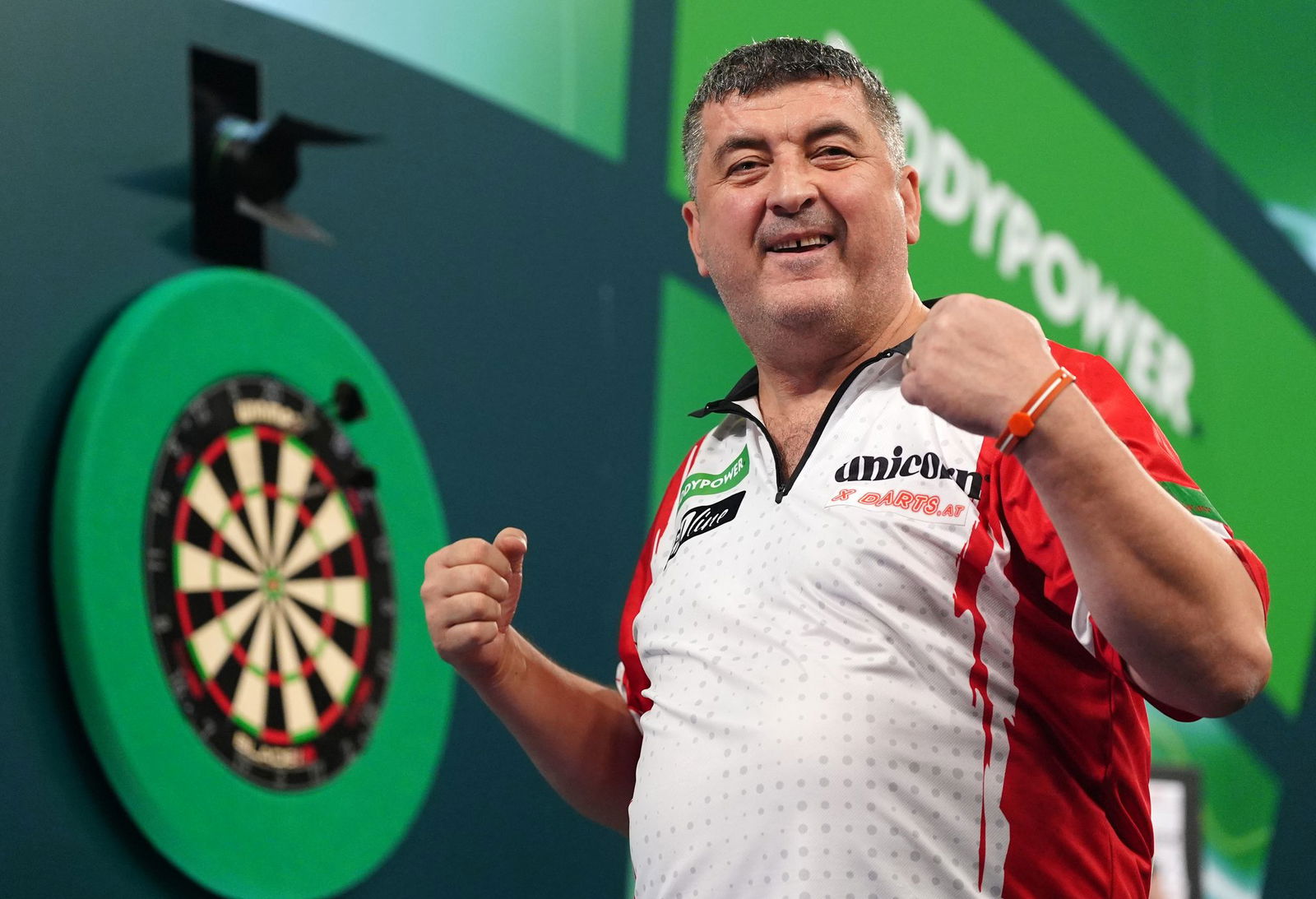 Mensur Suljovic kündigt gegen Topfavorit Littler volle Offensive an. (Archivbild)