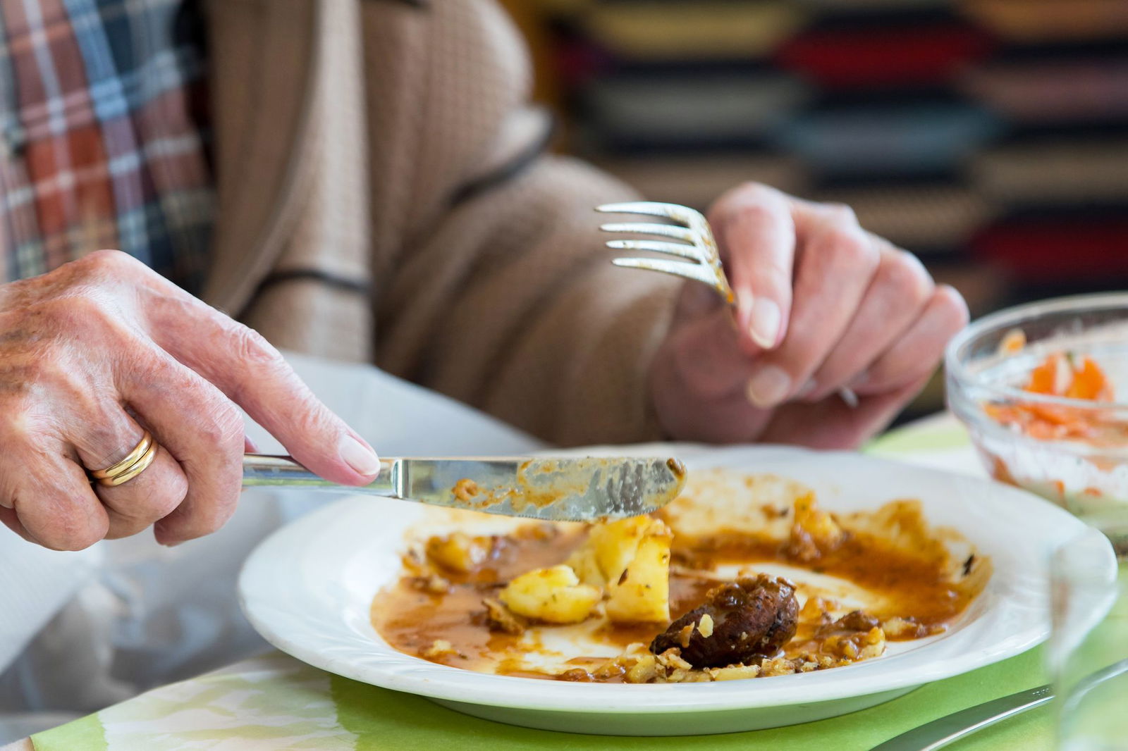 Viele ältere Menschen nutzen den Service Essen auf Rädern. (Foto-Archiv)