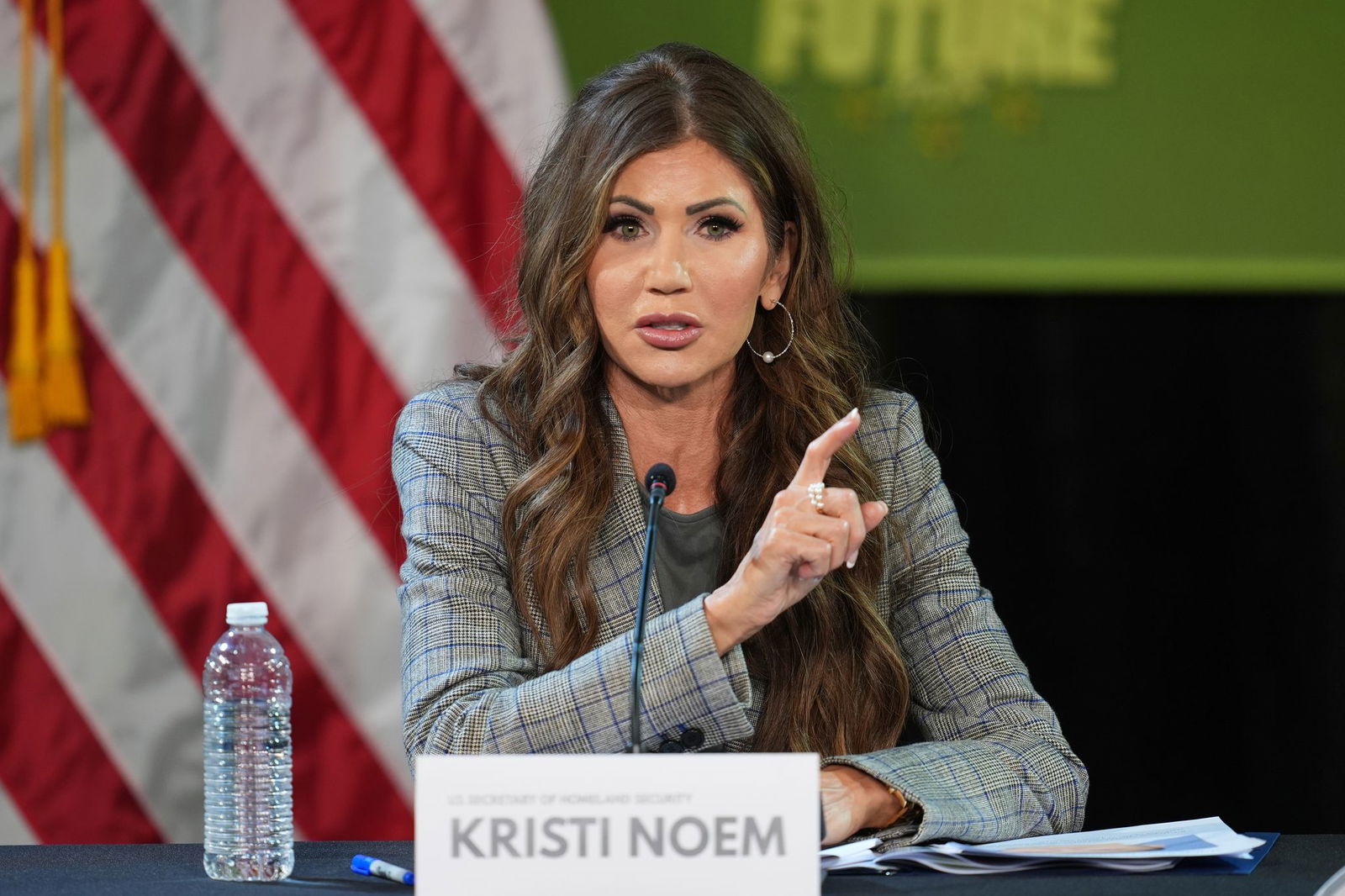 Das beste Weihnachtsgeschenk sei für «illegale Ausländer» die Selbstabschiebung, wirbt US-Heimatschutzministerin Kristi Noem. 