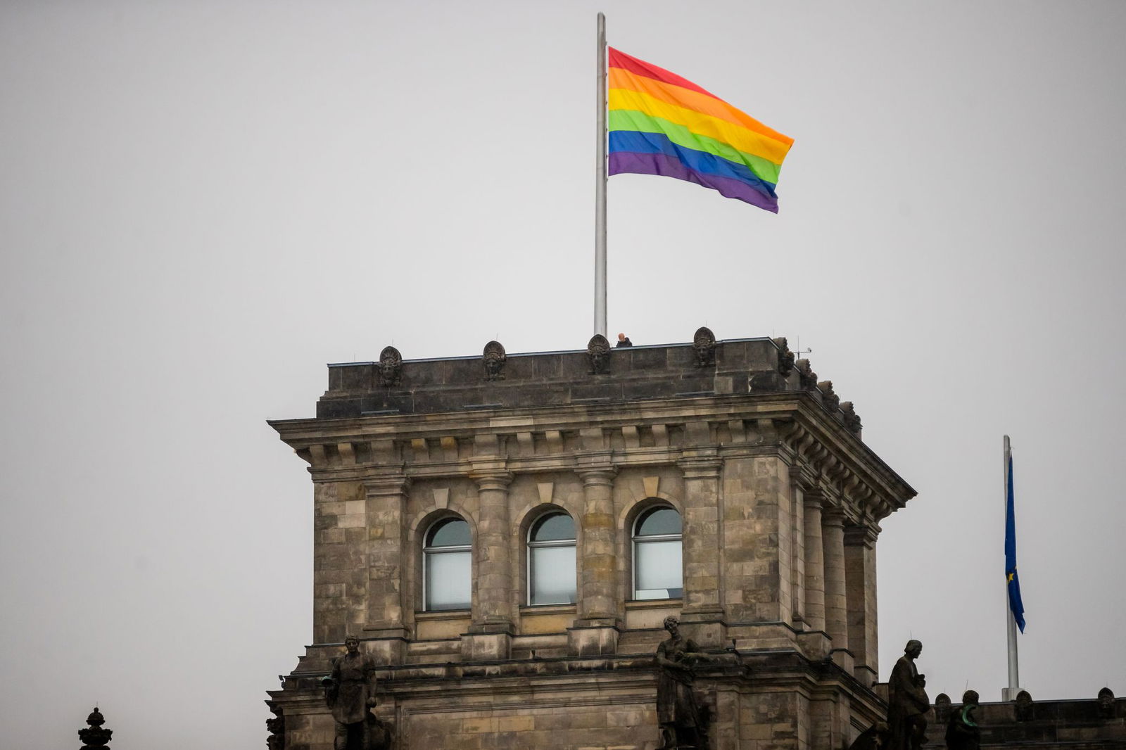 Die Regenbogenfahne auf dem Reichstag ist 2025 ein Zankapfel. (Archivbild)