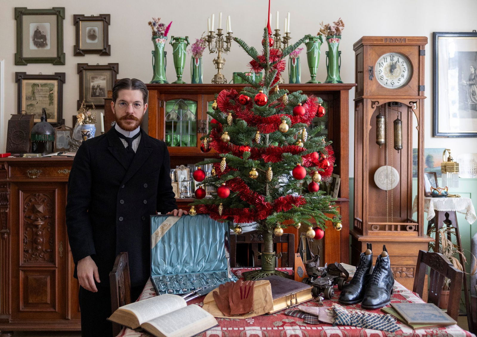 Valerio Bonanno hat ein Weihnachtszimmer um 1900 nachgestellt. Der Baum war damals meist wesentlich kleiner als heute und stand auf dem Tisch.