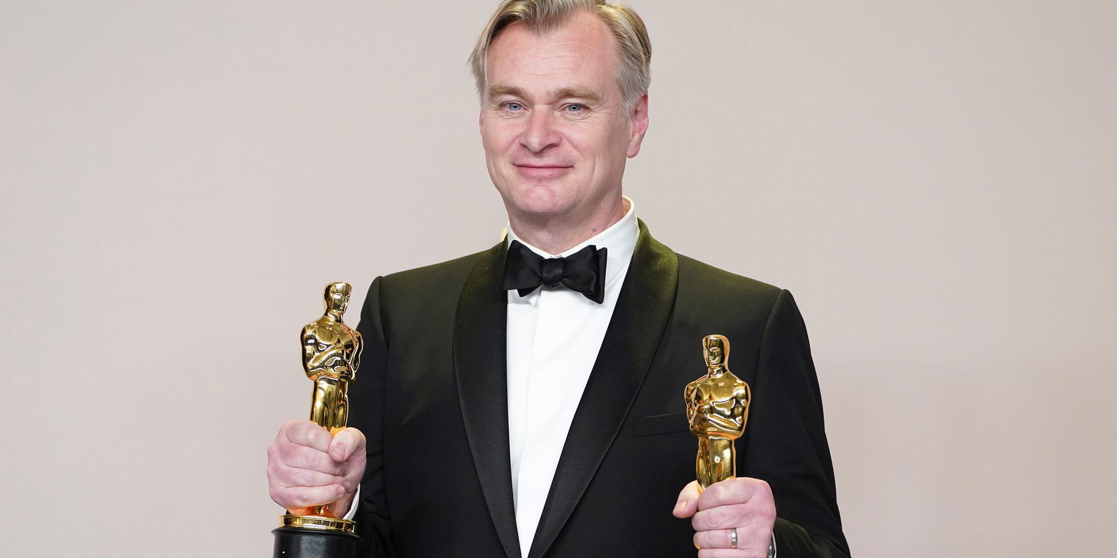 «Oppenheimer»-Macher Christopher Nolan posiert im Presseraum der Oscars 2024 mit den Preisen für die beste Regie und den besten Film. (Archivbild) 