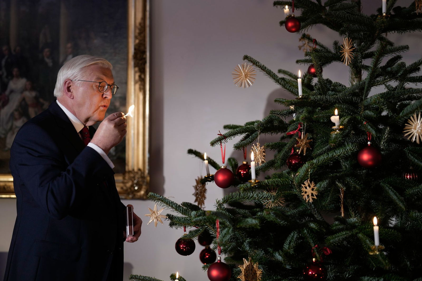 Nach seiner Ansprache entzündet Steinmeier eine Kerze am Weihnachtsbaum.
