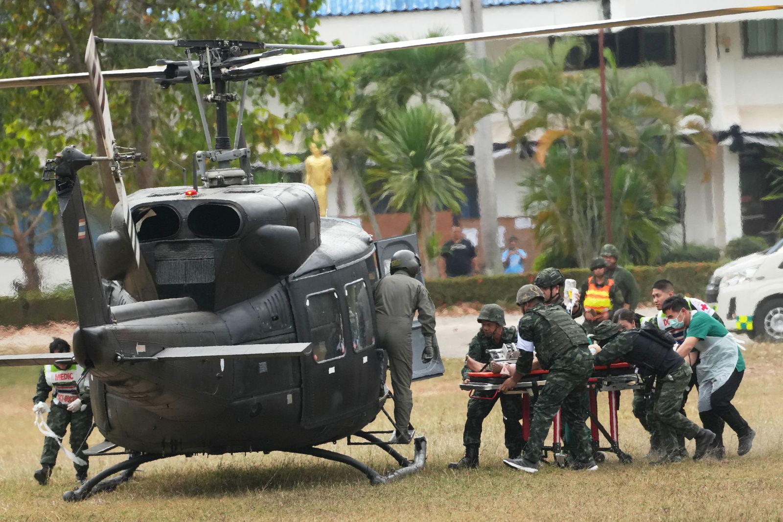  In der Nacht auf Sonntag meldeten beide Seiten Angriffe entlang der Front.