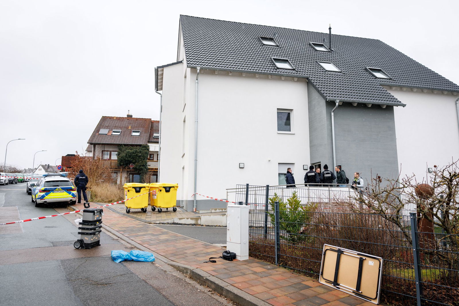 Der Mann konnte die stark blutende Wunde am Hals mit der Hand zudrücken. Die Wunde am Oberkörper presste er gegen einen Stromverteilerkasten. (Archivbild)
