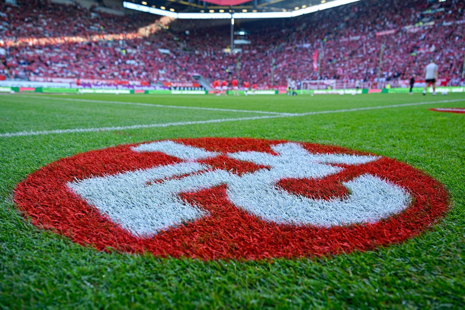 Im Fritz-Walter-Stadion fand am Mittwochabend des 1. FC Kaiserslautern die Jahreshauptversammlung statt. (Archivbild)