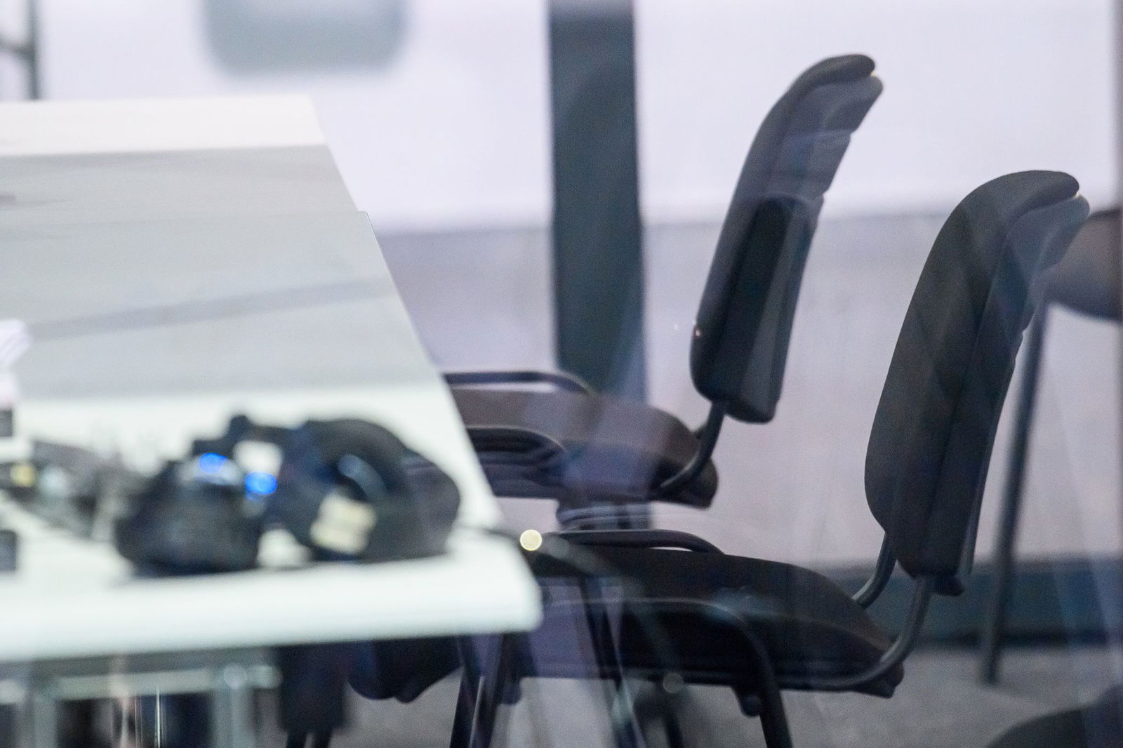 Der Platz des Angeklagten blieb am 13. Verhandlungstag leer. 