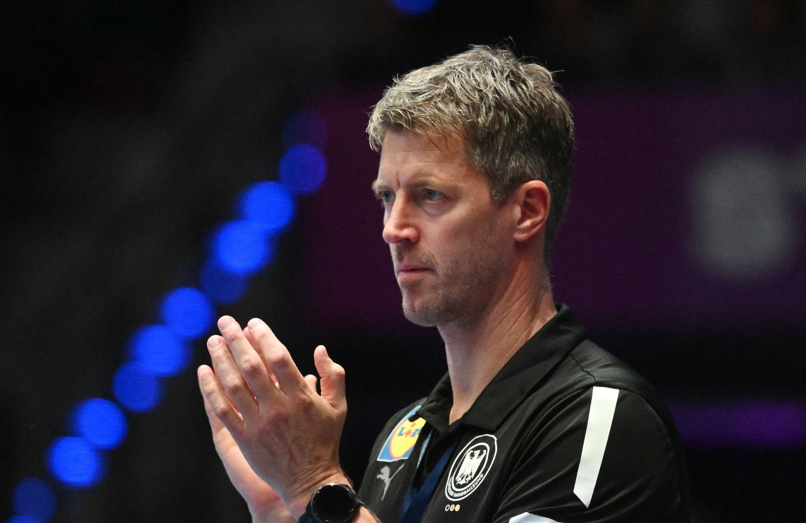 Handball-Bundestrainer Markus Gaugisch erhält Unterstützung von seinen Schülern. 