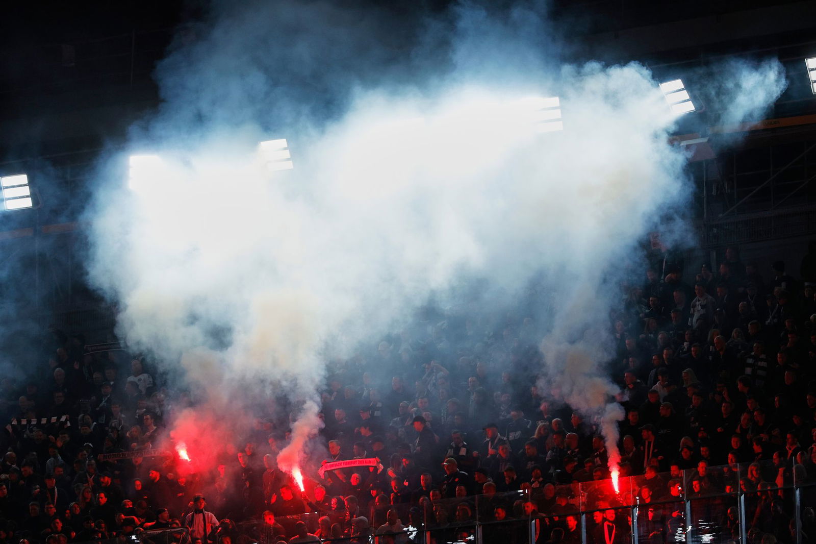 Wegen des Zündelns von Pyrotechnik durch Fans wurde Eintracht Frankfurt nun bestraft. (Archivbild)