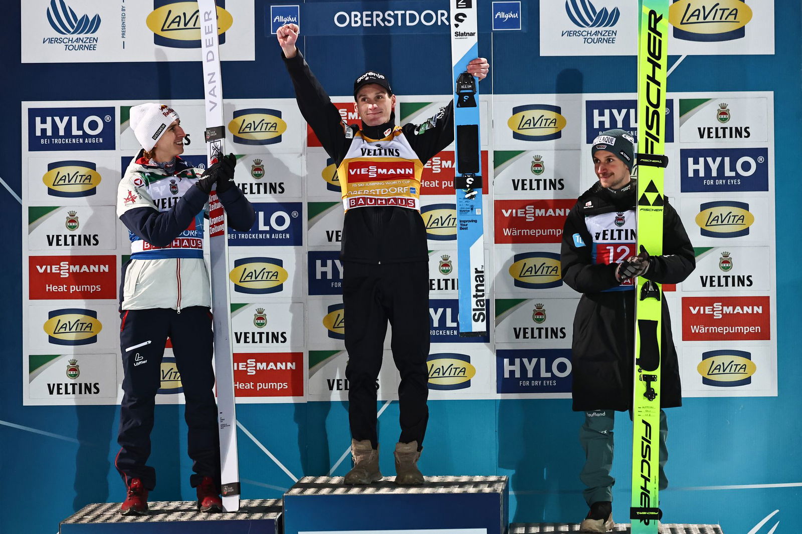 Überflieger Prevc und seine Verfolger beim Tournee-Start in Oberstdorf.