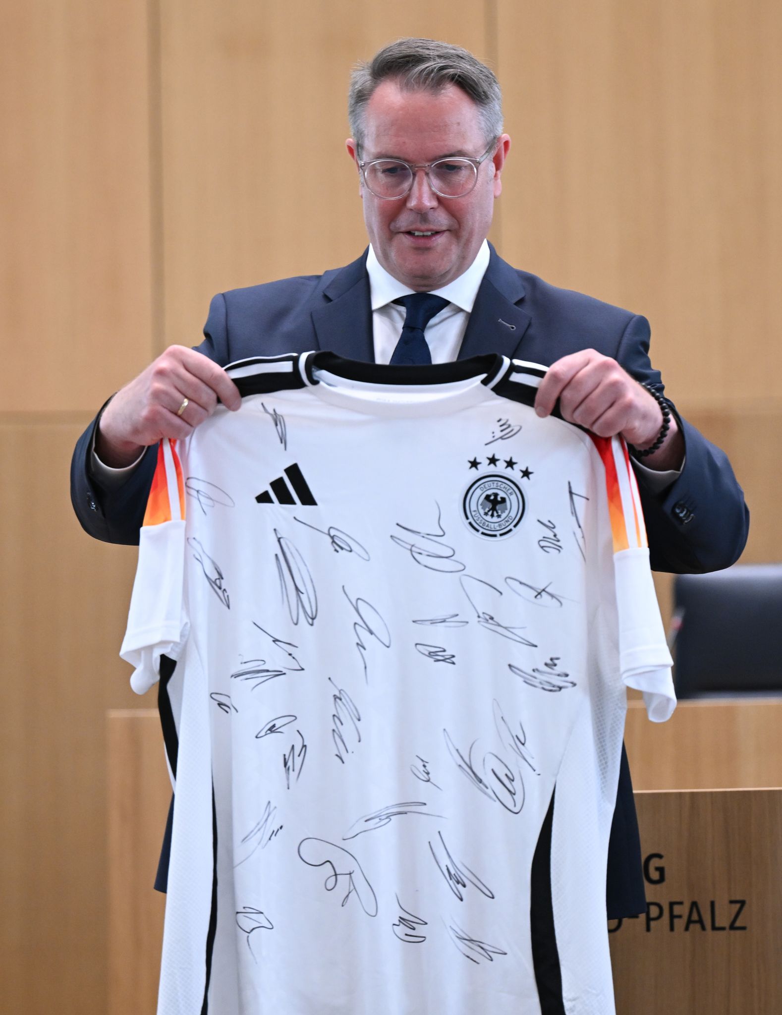 Ministerpräsident Schweitzer freut sich auf die Fußball-WM. (Archivbild)