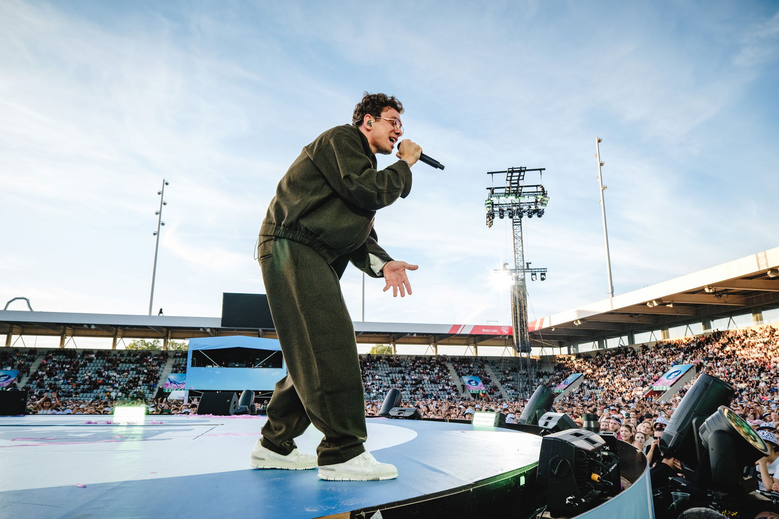 Kamrad singt auf einer großen Bühne