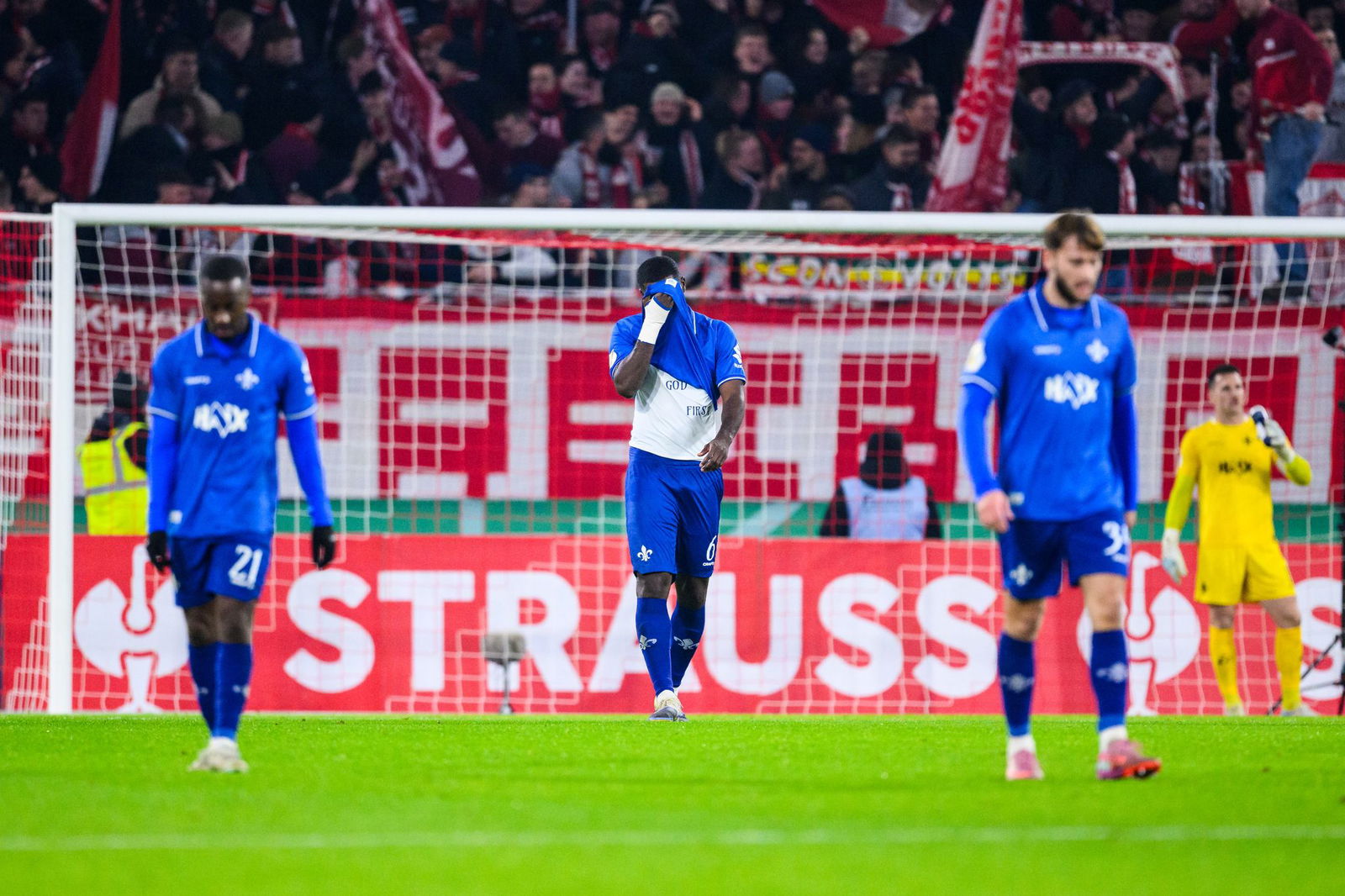 Müssen das Aus im Pokal verdauen: Die Spieler des SV Darmstadt 98.